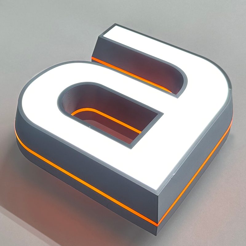 前面と側面のラインが光る3Dtype-Aの文字「a」