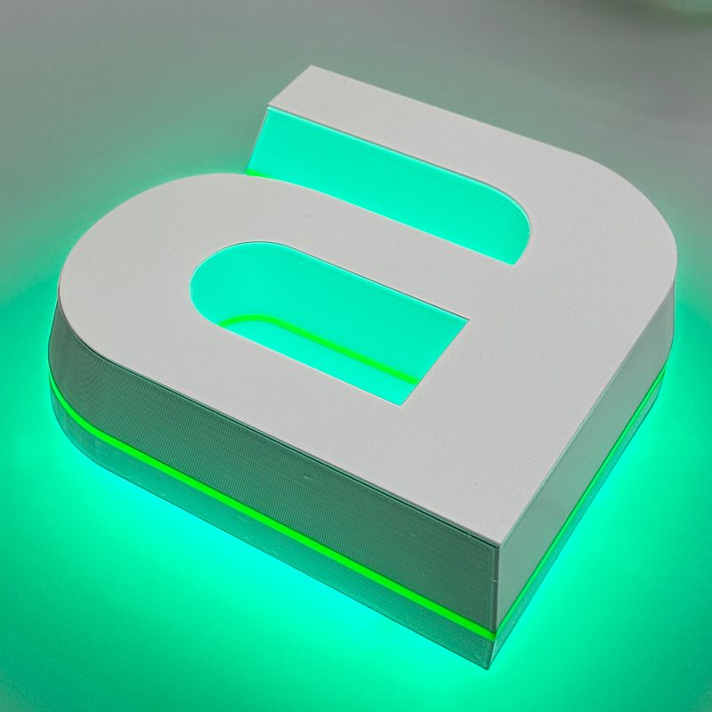 背面と側面のラインが光る3Dtype-Bの文字「a」