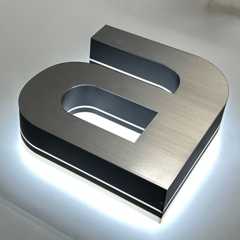 背面が光る3Dtype-Dの文字「a」