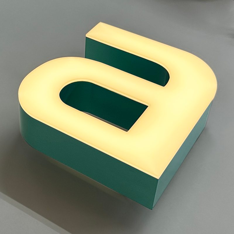 前面が光る3Dtype-Eの文字「a」