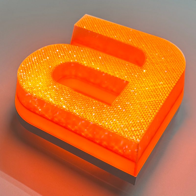 クリスタル加工の前面が光る3Dtype-Fの文字「a」