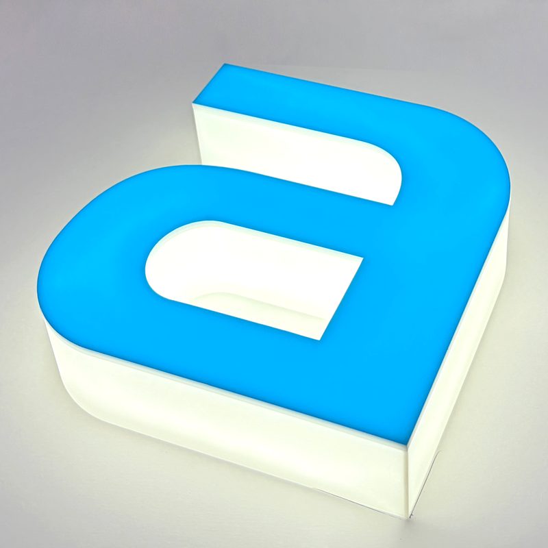 前面と側面が光る3Dtype-Gの文字「a」