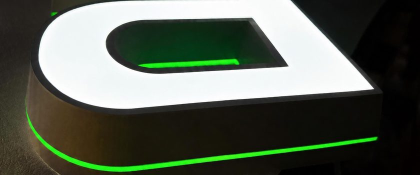側面の縁が緑に光る立体文字「a」